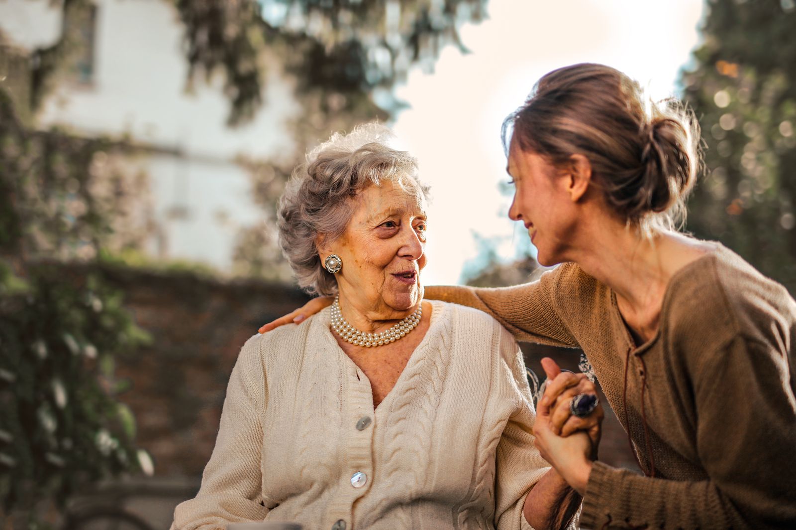 Betreuungskraft und Seniorin im gemeinsamen Gespräch